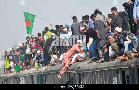 Tausende muslimischer Gläubiger kehren in einem überfüllten Zug nach Hause zurück, nachdem sie das letzte Gebet von Bishwa Ijtema in der 2. Phase besucht haben, die nach dem Hajj in Mekka als zweitgrößte muslimische Versammlung der Welt gilt. Tongi, am Stadtrand von Dhaka. Bangladesch. Stockfoto