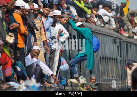 Tausende muslimischer Gläubiger kehren in einem überfüllten Zug nach Hause zurück, nachdem sie das letzte Gebet von Bishwa Ijtema in der 2. Phase besucht haben, die nach dem Hajj in Mekka als zweitgrößte muslimische Versammlung der Welt gilt. Tongi, am Stadtrand von Dhaka. Bangladesch. Stockfoto