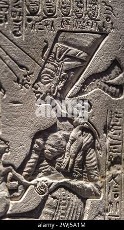 Die Szene aus der Amarna-Zeit zeigt die göttliche Figur Aten mit Akhenaten oder Nefertiti unten Stockfoto