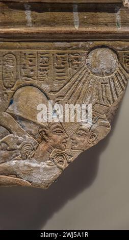 Die Szene aus der Amarna-Zeit zeigt die göttliche Figur Aten mit Akhenaten oder Nefertiti unten Stockfoto