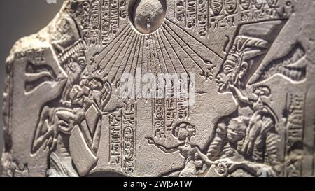 Die Szene aus der Amarna-Zeit zeigt die göttliche Figur Aten mit Akhenaten oder Nefertiti unten Stockfoto