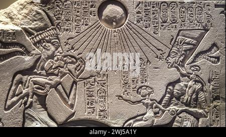 Die Szene aus der Amarna-Zeit zeigt die göttliche Figur Aten mit Akhenaten oder Nefertiti unten Stockfoto