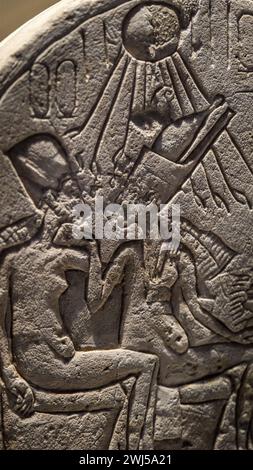 Die Szene aus der Amarna-Zeit zeigt die göttliche Figur Aten mit Akhenaten oder Nefertiti unten Stockfoto