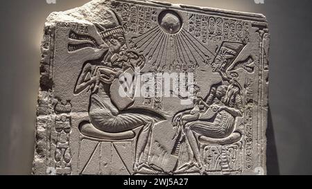 Die Szene aus der Amarna-Zeit zeigt die göttliche Figur Aten mit Akhenaten oder Nefertiti unten Stockfoto