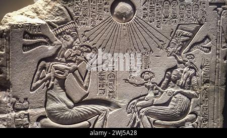 Die Szene aus der Amarna-Zeit zeigt die göttliche Figur Aten mit Akhenaten oder Nefertiti unten Stockfoto