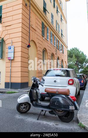 Mailand , italien - 02 12 2024 : vespa PX 125 Roller mit Vintage-Look in der Stadtstraße, in der Nähe von Smart Car geparkt Stockfoto