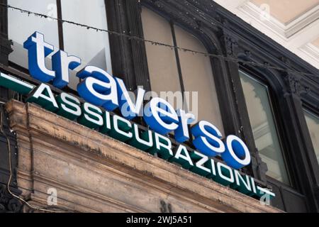 Mailand , italien - 02 12 2024 : Traverso assicurazioni Group Logo Marke und Textzeichen Agentur der italienischen Kette Versicherungsbüro Gebäude Fassade i Stockfoto