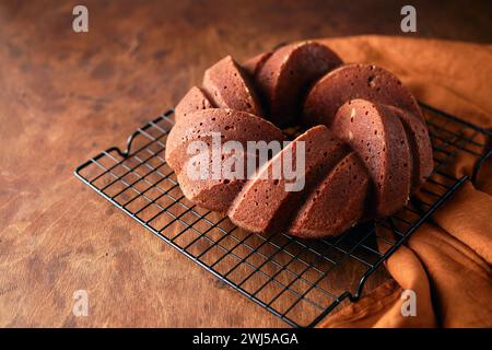 Köstlicher hausgemachter Kürbiskuchen mit Pflaumen Stockfoto