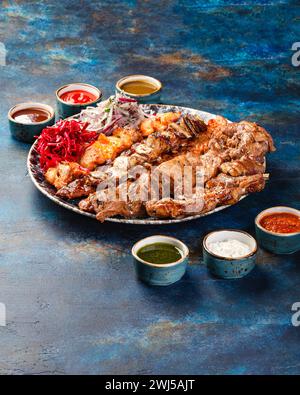 Verschiedene Schaschlik- oder Kebab-Spieße, gegrillt auf großer Platte. Traditionelles Gericht mit kaukasischer und nahöstlicher Küche. Stockfoto