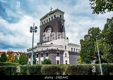 Praha, Tschechische Republik, 28 okt 2023, Kirche Kostel NejsvÄtÄjÅiho srdce PanÄ entworfen von plecnik *** Praha, Tschechische Republik, 28 okt 2023, Kirche Kostel NejsvÄtÄjÅiho srdce PanÄ entworfen von plecnik Copyright: XWolfgangxSimlingerx Stockfoto