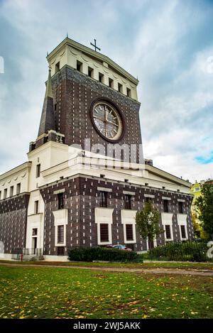 Praha, Tschechische Republik, 28 okt 2023, Kirche Kostel NejsvÄtÄjÅiho srdce PanÄ entworfen von plecnik *** Praha, Tschechische Republik, 28 okt 2023, Kirche Kostel NejsvÄtÄjÅiho srdce PanÄ entworfen von plecnik Copyright: XWolfgangxSimlingerx Stockfoto