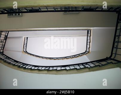 Wendeltreppe in einem alten Gebäude, Blick von unten nach oben. Stockfoto