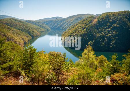 Calderwood Lake grenzt an den Great Smoky Mountains National Park und den Cherokee National Forest in Tennessee Stockfoto