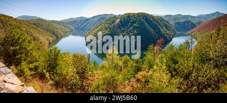 Calderwood Lake grenzt an den Great Smoky Mountains National Park und den Cherokee National Forest in Tennessee Stockfoto