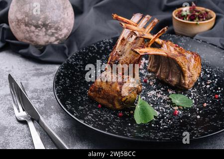 Wunderschön gegrillte Lammrippsteaks auf Teller Stockfoto