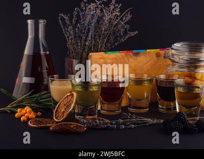 Bunte, transparente Cocktails, eine Reihe von Shots in einer Reihe Stockfoto