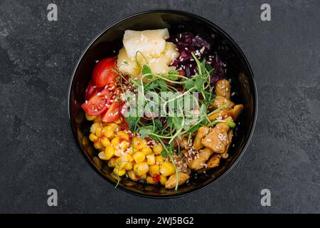 Salat mit Hühnchen und Gemüse. Gesundes Essen, Diät-Mittagessen Konzept. Stockfoto