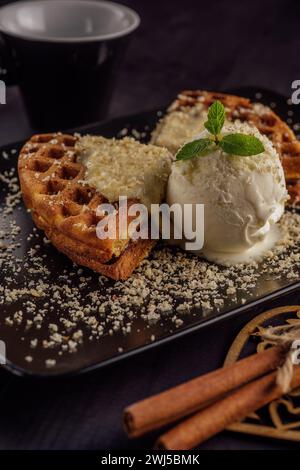 Eis mit belgischen Waffeln, frischer Pfefferminze, Vanilatoppen und Zimt Stockfoto