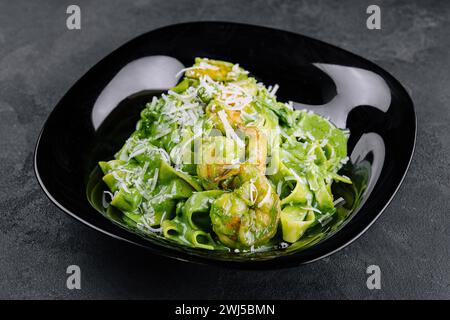 Köstliches Abendessen mit Pasta Tagliatelle aus Spinat mit Garnelen Stockfoto