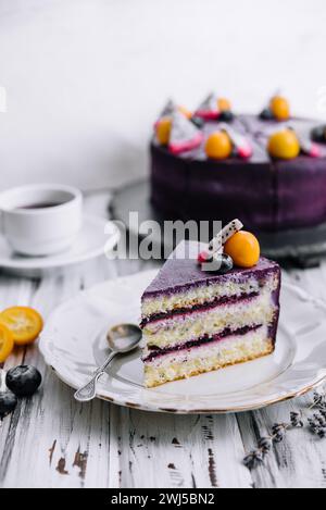 Klassischer Blaubeerkäsekuchen auf dem Küchentisch Stockfoto