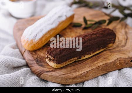 Leckeres Dessert, zwei Eclairs mit Vanille- und Schokoladensahne Stockfoto