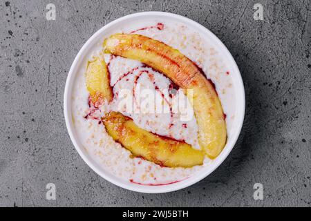 Haferflocken mit gebratener Banane auf Stein Stockfoto