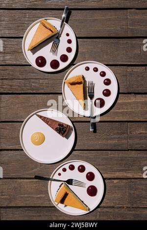 Verschiedene Kuchen Käsekuchen, in Stücke geschnitten auf Tellern Stockfoto