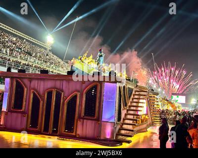 Rio De Janeiro, Brasilien. Februar 2024. Die Darsteller ziehen während der Karnevalsfeiern im Sambodrom um. Quelle: Philipp Znidar/dpa/Alamy Live News Stockfoto