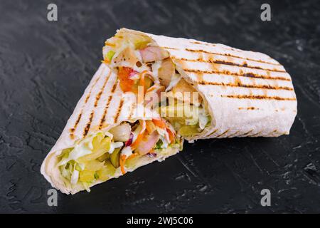 Köstliche Hühnchen-Shawarma auf schwarzem Stein Stockfoto