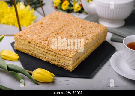 Lagenkuchen mit Creme napoleon Millefeuille Vanille Stockfoto