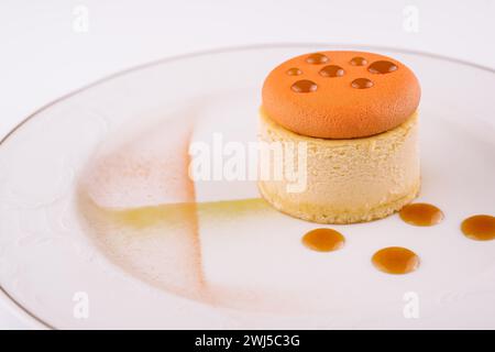 Stück leckerer Kuchen mit Karamell auf weißem Teller Stockfoto