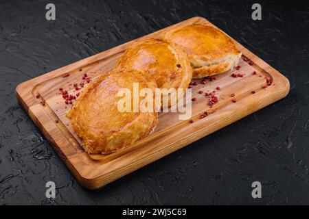 Hausgemachte Blätterteig mit Hackfleischfüllung Stockfoto