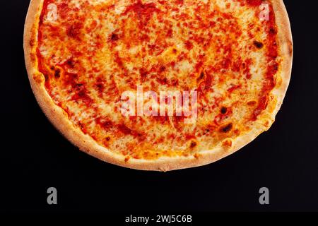 Pizza Margarita von oben auf Schwarz Stockfoto