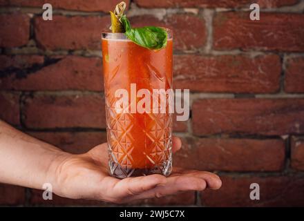 Bloody mary Tomatensaft Cocktail zur Hand Stockfoto