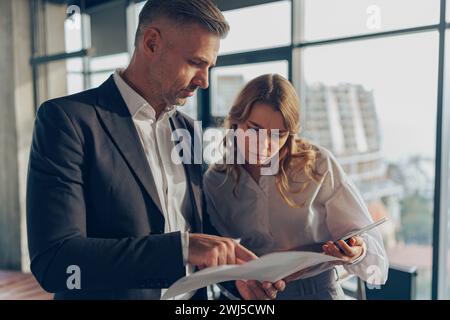 Zwei Experten für professionelle Führungskräfte diskutieren über die Zusammenarbeit mit Finanzbuchhaltungsunterlagen Stockfoto