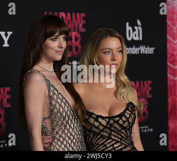 Los Angeles, USA. Februar 2024. LOS ANGELES, USA. 12. Februar 2024: Dakota Johnson & Sydney Sweeney bei der Premiere von Madame Web im Regency Bruin Theatre. Bildnachweis: Paul Smith/Alamy Live News Stockfoto