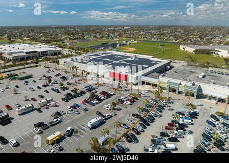 Großer Parkplatz mit vielen geparkten Autos. Großer Parkplatz im Supercenter-Einkaufszentrum mit Linien und Markierungen für Fahrzeugplätze und Wegbeschreibungen Stockfoto