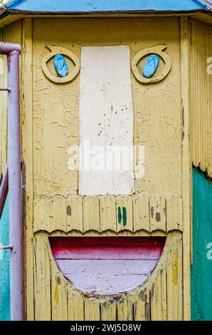 Fassade des Gebäudes mit dem Bild des Gesichts einer Märchenfigur in einem Vergnügungspark Stockfoto