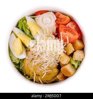 Italienischer caesar-Salat mit Hühnchen auf weiß Stockfoto