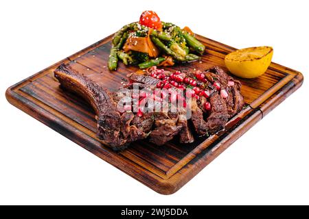 Gegrilltes Schweinefleisch in Scheiben mit Granatapfelkernen und Spargel Stockfoto