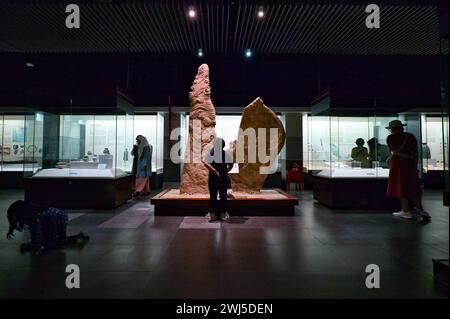 Kuala Lumpur, Malaysia - 20. Dezember 2023: Besucher sehen archäologische Exponate im Muzium Negara, Malaysias Nationalmuseum. Stockfoto