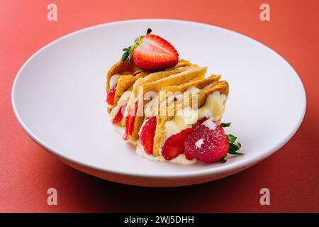Erdbeeren und Creme Mille Feuille Dessert auf Teller Stockfoto