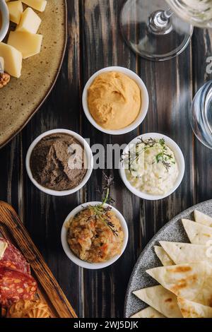 Auswahl an orientalischen Speisen, Blick auf Mezze von oben Stockfoto