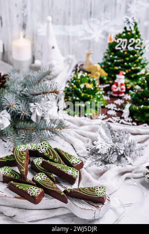 Schokoladen-Brownies in Form von weihnachtsbäumen mit grüner Glasur Stockfoto