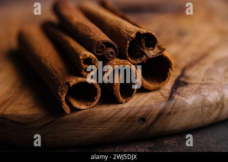 Zimtstäbchen auf hölzernem Hintergrund Nahaufnahme Stockfoto