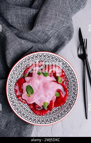 Vegane rote Ravioli mit Roter Bete auf einem Teller in Sahnesauce Stockfoto