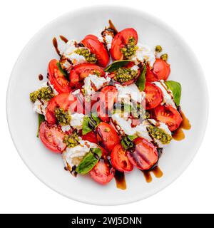 Traditioneller italienischer Caprice Salat, Tomaten, Mozzarella und Basilikum Stockfoto