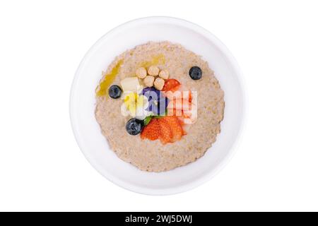 Haferbrei mit Heidelbeeren, Erdbeeren und Haselnüssen Stockfoto