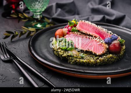 Seltene Ahi-Thunfisch-Steak-Scheiben mit frischen Kräutern Stockfoto