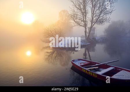 Die Ruhr im Winter am frühen Morgen mit Nebel bei Sonnenaufgang, Witten, Ruhrgebiet, Deutschland Europa Stockfoto